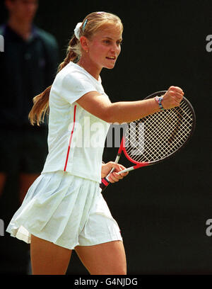 Aucune utilisation commerciale. Jelena Dokic, de l'Australie, célèbre la victoire de son match contre Alexandra Stevenson, des États-Unis, aux championnats de tennis de Wimbledon 1999. Banque D'Images