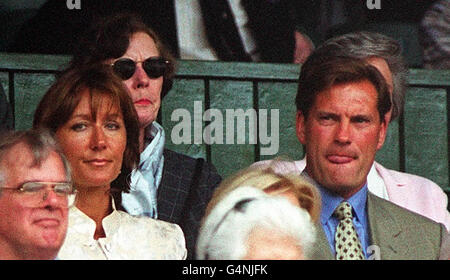 Pas d'utilisation commerciale: Glenn Hoddle, ancien directeur du football d'Angleterre, et Venessa Shean, regardent le match entre Steffi Graf (Allemagne) et venus Williams (Etats-Unis) sur le court du Centre lors des championnats de tennis de Wimbledon en 1999. Banque D'Images