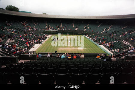 Pas d'usage commercial: Une foule clairsemée sur le court One regarde le quart de finale match entre Jelena Dokic d'Australie et Alexandra Stevenson des États-Unis aux championnats de tennis de Wimbledon 1999.La majeure partie du jeu de la journée a été affectée par la pluie. Banque D'Images