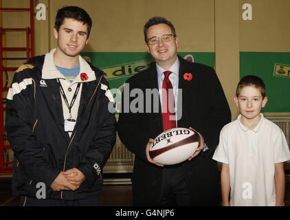 Le ministre du logement gallois Huw Lewis (au centre) est photographié avec l'entraîneur Gordon Ferguson (à gauche) et l'élève Matthew Tran lors d'une visite à l'école primaire Cadder de Glasgow. Banque D'Images