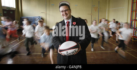 Rugby Union - le ministre du logement gallois visite l'école primaire de Cadder.Huw Lewis, ministre du logement du pays de Galles (au centre), avec des écoliers lors d'une visite à l'école primaire Cadder de Glasgow. Banque D'Images