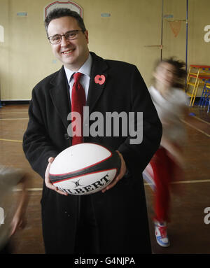 Welsh Rugby Union - Visite du ministre du Logement de l'école primaire on Cadder Banque D'Images