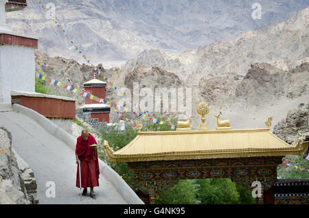 Monk walking down path au Tikse Gompa près de Leh, Ladakh, Inde Banque D'Images