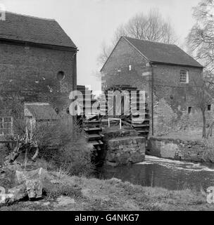 Un moulin à silex alimenté par deux roues d'eau sur le réseau de la rivière Churnet à Cheddleton, dans le nord du Staffordshire. Banque D'Images