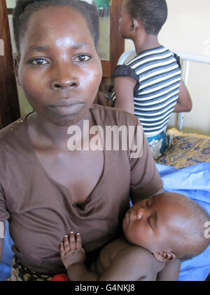 Liness Daudi a sa fille de six mois, Jacquuline, qui a une pneumonie, dans le service de soins intensifs de l'hôpital du district de Salima, à quelques kilomètres à l'intérieur des terres de la rive ouest du lac Malawi, en Afrique. Banque D'Images