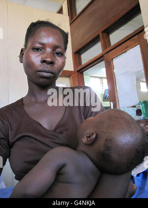 Liness Daudi a sa fille de six mois, Jacquuline, qui a une pneumonie, dans le service de soins intensifs de l'hôpital du district de Salima, à quelques kilomètres à l'intérieur des terres de la rive ouest du lac Malawi, en Afrique. Banque D'Images