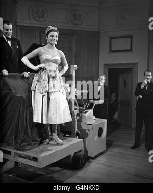 La jeune actrice Joan Collins porte son régalia après avoir été élue « miss Press boutures ».Mme Collins a reçu le titre au bal annuel de la branche commerciale et technique du Syndicat national des journalistes, tenu aux salles de la Société royale de l'Empire, rue Craven.Le titre est pour la star de cinéma qui a reçu la plus grande publicité et qui a été la plus utile aux journalistes au cours de l'année écoulée. Banque D'Images