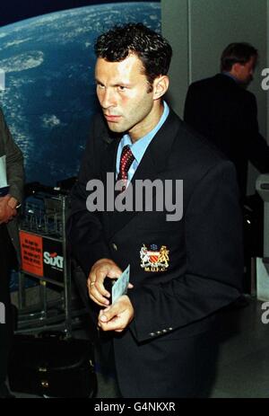 Ryan Giggs, star du Manchester United, arrive à l'aéroport de Manchester alors que l'équipe se prépare à partir pour sa visite d'avant-saison en Australie, le 12 juillet 1999) Banque D'Images