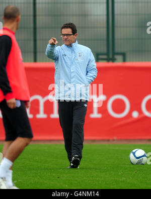 Football - International friendly - Angleterre v Suède - session d'entraînement en Angleterre - Londres Colney. L'entraîneur d'Angleterre Fabio Capello pendant l'entraînement Banque D'Images