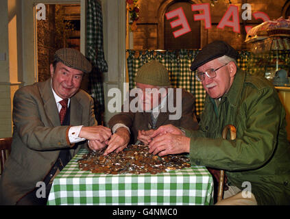 Stars de la BBC long running comique 'Last of the Summer Wine' (L-R) Peter Slis (Clegg) Bill Owen (Compo) et Brian Wilde (Foggy) au lancement d'un appel de la campagne de recherche sur le cancer pour la monnaie non dépensée des vacanciers. 12/7/99 Bill Owen est décédé à l'âge de 85 ans. Banque D'Images