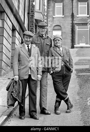 Stars de la BBC, comédie de longue date « Last of the Summer Wine » (G-D) Peter Sallus (Clegg) Brian Wilde (Foggy) et Bill Owen (Compo) sur scène. Banque D'Images