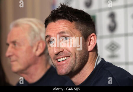 Giovanni Trapattoni, directeur de la République d'Irlande, et Robbie Keane (à droite) lors de la conférence de presse au Grand Hotel, Malahide, Irlande. Banque D'Images