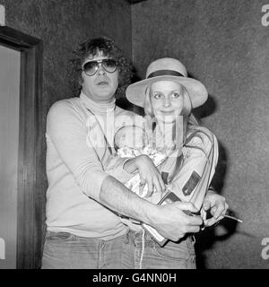 Model Twiggy avec son mari Michael Whitney et sa fille Carly à l'aéroport de Heathrow, Londres. Banque D'Images