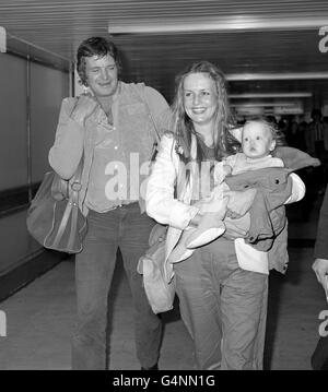 Mannequin et chanteuse Twiggy, avec son mari Michael Whitney et sa fille Carly, après être arrivée à l'aéroport d'Heathrow depuis l'Amérique pour des vacances de Noël en Grande-Bretagne. Banque D'Images