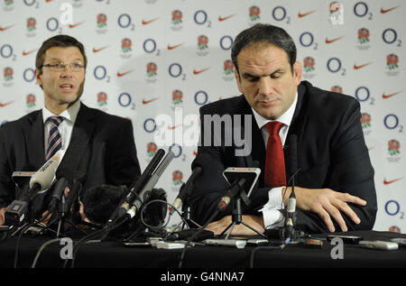 Rugby Union - Conférence de presse Martin Johnson - Twickenham.Martin Johnson (à droite) et Rob Andrew, directeur du rugby d'élite du rugby à XV Union, lors d'une conférence de presse au stade Twickenham, Londres. Banque D'Images