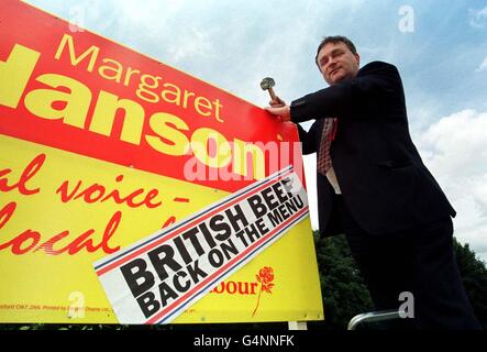 Le ministre de l'Agriculture Nick Brown marteaux home l'affiche du Labour 'soutenir le boeuf britannique' lors d'une visite de la circonscription marginale d'Eddisbury à Cheshire, avant l'élection partielle de cette semaine. Banque D'Images