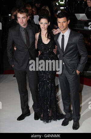 Robert Pattinson, Kristen Stewart et Taylor Lautner arrivent pour la première britannique de la saga Twilight: Breaking Dawn part 1, à Westfield Stratford City, Stratford, Londres. Banque D'Images