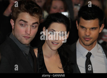 Robert Pattinson, Kristen Stewart et Taylor Lautner arrivent pour la première britannique de la saga Twilight: Breaking Dawn part 1, à Westfield Stratford City, Stratford, Londres. Banque D'Images