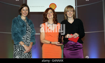 Deborah Baker, directrice de People at Sky, remporte le prix d'entreprise Women of the future remis par John Cridland CBE, directeur général de la CBI, et Hannah Grant, responsable du groupe Marketing Capability, Aviva, aux Women of the future Awards de l'hôtel Marriott de Londres. Banque D'Images