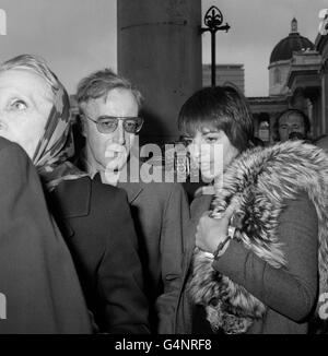 Les stars de cinéma Peter Sellers et Liza Minnelli, le « couple amoureux », assistent au service d'action de grâce de Sir Noel Coward à l'église St Martin-in-the-Fields, Trafalgar Square, Londres. Liza Minnelli est la fille de la star de cinéma Judy Garland. Banque D'Images