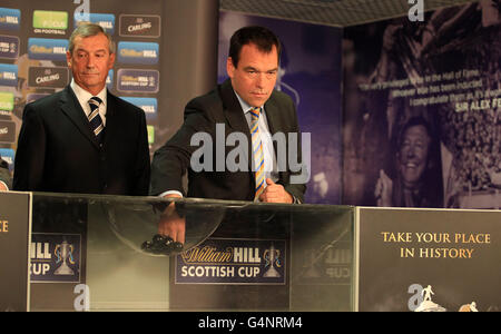 Campbell Ogilvie, président de la SFA, et Kristof Fahy, chef du marketing de William Hill (à droite), lors du tirage au sort de la coupe écossaise William Hill à Hampden Park, à Glasgow Banque D'Images