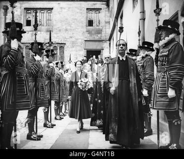 La reine Elizabeth II passe par les rangs de la garde de Yéomen alors qu'elle part après avoir assisté au Royal Maundy Service à l'abbaye de Westminster. Banque D'Images