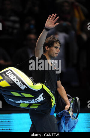 Rafael Nadal, en Espagne, se hante devant la foule après avoir été battu par Roger Federer, en Suisse, lors des finales du Barclays ATP World Tour à l'O2 Arena de Londres. Banque D'Images