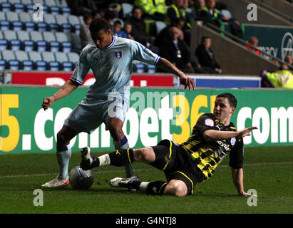 Football - championnat de football npower - Coventry City / Cardiff City - Ricoh Arena.Le Cyrus Christie de Coventry City est abordé par Craig Conway de Cardiff Banque D'Images