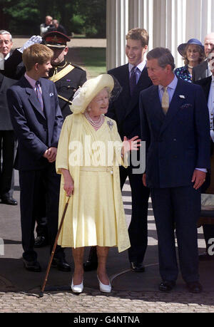 La Reine mère avec le prince harry (à gauche), le prince William (au centre) et le prince de Galles, tout en se présentant en public pour ses célébrations du quatre-vingt-dix-neuvième anniversaire . Banque D'Images