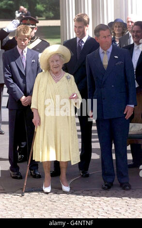 La reine mère flanquée du prince Charles (à droite) et du prince Harry (à gauche) avec le prince William (derrière) accueille les adeptes de la fête à l'extérieur de Clarence House, à Londres, où elle apparaît en public pour ses célébrations du quatre-vingt-neuvième anniversaire. Banque D'Images