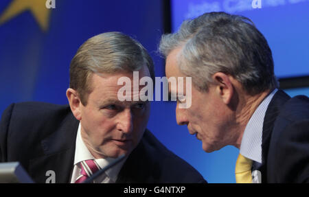 Taoiseach Enda Kenny (à gauche) et Richard Bruton (à droite), ministre de l'emploi, de l'entreprise et de l'innovation, lors d'un point de presse sur la création d'emplois dans les bâtiments gouvernementaux de Dublin. Banque D'Images