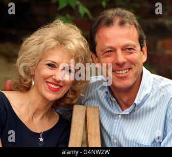 Anita Dobson et Leslie Grantham, qui sont arrivés à la renommée des propriétaires de pub Den et Angie Watts dans BBC-TV SOAP EastEnders, doivent être réunis dans une nouvelle série dramatique en quatre parties pour la transmission sur Sky Premier en 2000, appelée « The Stretch ». * ils ont l'étoile comme Terry Green un criminel de carrière et Sam, sa femme qui souffre depuis longtemps, dans la nouvelle série écrite par Stephen Leather. Banque D'Images