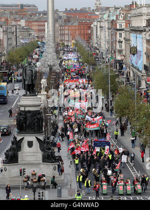 Les manifestants marchaient sur un rassemblement anti-austérité dans O'Connell Street, Dublin, en route vers l'GPO. APPUYEZ SUR ASSOCIATION photo. Date de la photo: Samedi 26 novembre 2011. Jusqu'à 2,000 personnes. Les femmes de ménage des hôpitaux brandissant des balais et poussant des bennes à roues ont mené la procession organisée par les syndicats. Le Conseil des syndicats de Dublin a coordonné la manifestation, et le président du Congrès irlandais des syndicats, Eugene McGlone, a déclaré que les militants expriment leur inquiétude quant aux implications du prochain budget. Voir PA Story INDUSTRY Rally Ireland. Le crédit photo devrait se lire comme suit : Niall Carson/PA Wire Banque D'Images