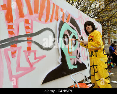 Noel Fielding travaille sur un morceau d'art géant créé pour faire connaître son nouveau livre, dans le centre de Londres Golden Square. Banque D'Images