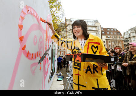 Noel Fielding travaille sur un morceau d'art géant créé pour faire connaître son nouveau livre, dans le centre de Londres Golden Square. Banque D'Images