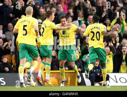 Russell Martin de Norwich City (au centre à droite) fête avec ses coéquipiers après avoir obtenu le score de l'objectif d'ouverture de son équipe Banque D'Images