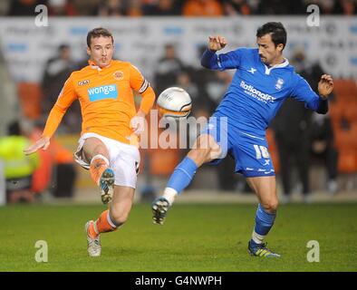 Barry Ferguson de Blackpool (à gauche) et Keith Fahey de Birmingham City (à droite) bataille pour le ballon Banque D'Images