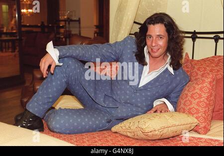 Laurence Llewelyn-Bowen, décoratrice d'intérieur et présentatrice de télévision, pose pour les médias lors d'une séance photo au magasin Laura Ashley, à Regent Street, à Londres, pour lancer la semaine nationale du design intérieur organisée par Laura Ashley. * les consultations de conception coûteraient habituellement 50 mais pendant la semaine de conception du 18 au 21 août tout le monde peut profiter pleinement de ce service gratuitement. Banque D'Images