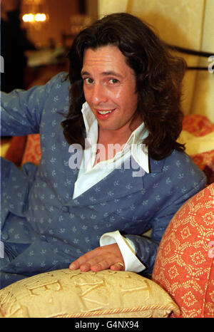 Laurence Llewelyn-Bowen, décoratrice d'intérieur et présentatrice de télévision, pose pour les médias lors d'une séance photo au magasin Laura Ashley, à Regent Street, à Londres, pour lancer la semaine nationale du design intérieur organisée par Laura Ashley. * les consultations de conception coûteraient habituellement 50 mais pendant la semaine de conception du 18 au 21 août tout le monde peut profiter pleinement de ce service gratuitement. Banque D'Images