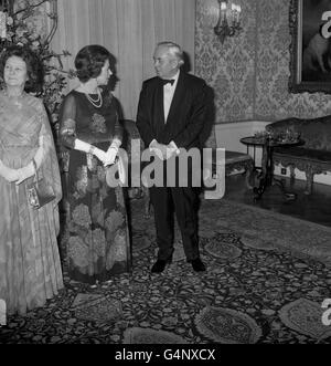 Une atmosphère détendue est évidente car Harold Wilson, le premier ministre sortant, escorte la Reine à la salle d'État au 10 Downing Street où M. et Mme Wilson divertiront sa Majesté lors d'un dîner d'adieu. Banque D'Images