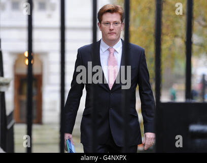 Le secrétaire en chef du Trésor Danny Alexander arrive à Downing Street pour la réunion du cabinet d'aujourd'hui. Banque D'Images