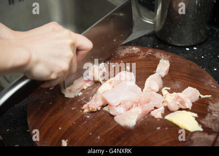 Le poulet sur une planche à découper chop board en bois Banque D'Images