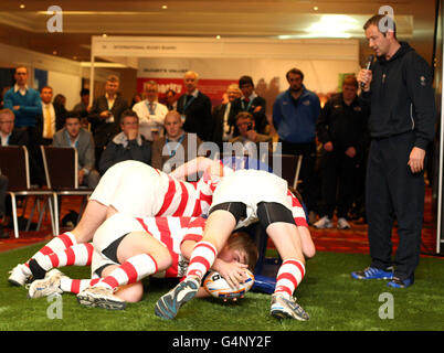 Rugby Expo 2011, deuxième jour, Twickenham. Une démonstration de rugby à rhinocéros le deuxième jour de l'exposition de rugby Banque D'Images