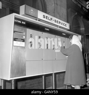 Service postal britannique - Bureau de poste Borne Libre-Service - Victoria Station, London Banque D'Images