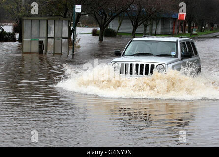 Une voiture traverse des eaux profondes près du pont d'Allan, qui a été inondé en raison de fortes pluies. Banque D'Images