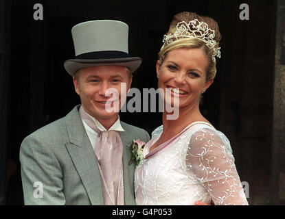 Maxine (Tracy Shaw) de la rue de couronnement avec sa partenaire à l'écran Ashley (Steve Arnold) après le tournage de leur mariage à l'église St Mary, Prestwich, à Manchester. Banque D'Images