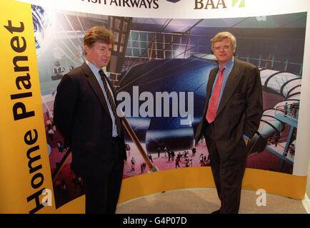 Bob Ayling, directeur général de British Airways (à gauche) et Michael Grade, président du groupe de révision créative de New Millennium Experience Company, lancent la zone Home Planet au Millennium Dome de Londres. Banque D'Images