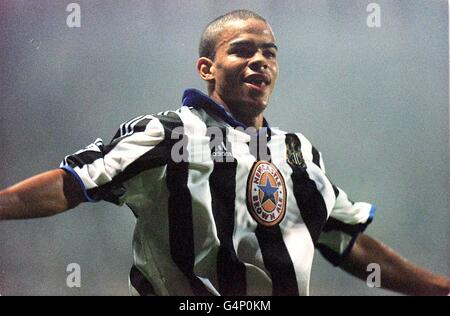 Kieron Dyer célèbre son but pour Newcastle United contre Sunderland dans leur match de football en première place à St James' Park, Newcastle. *07/11/01Carl Cort, Kieron Dyer et Craig Bellamy, de Newcastle United, ont été renvoyés d'un camp d'entraînement espagnol et condamnés à une amende par Newcastle pour infraction à la discipline. Le joueur Uni Andy Griffin a également été renvoyé chez lui pour les mêmes raisons. Banque D'Images