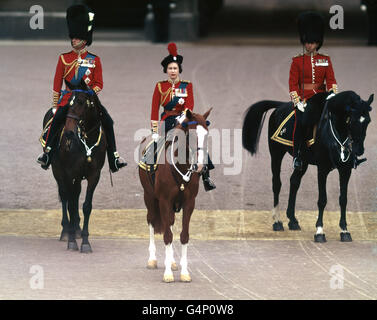 La reine Elizabeth II prend le salut devant le palais de Buckingham après la cérémonie de Trooping The Color. Sur la gauche se trouve le duc d'Édimbourg. Banque D'Images