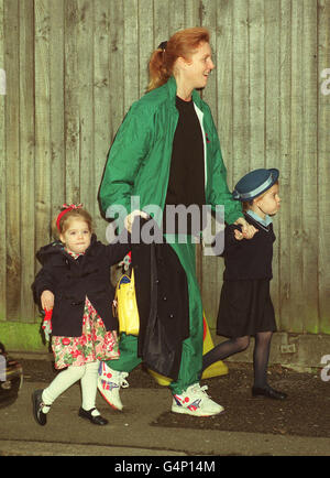 La duchesse de York, Sarah Ferguson, arrive avec les filles la princesse Beatrice (à gauche) et Eugénie à l'école Upton House. Beatrice participe à la Nativité de l'école comme l'un des trois Rois. Banque D'Images